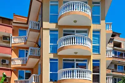 Image de 1 Bedroom 1 Bathroom Holiday Apartment in Pomorie Old Town Fantastic Location
