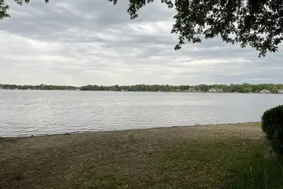 Image de Cedar Sunrise-1 Br Lake  House