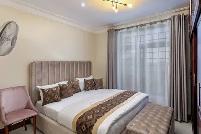 Image de Luxurious 2 Bedroom Apartment stone throw away from shopping mall & Airport