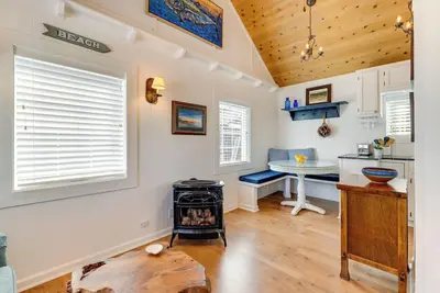 Image de Cozy Seaside Cottage, Steps to Downtown & Beach