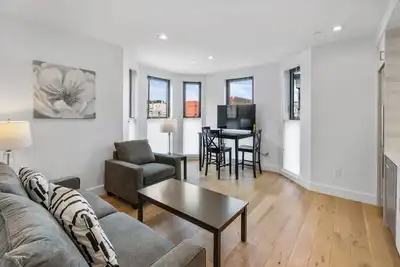 Image de 2br 1ba Condo w Rooftop Deck - San Francisco Life Real Estate \n