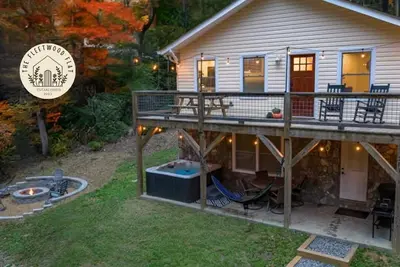 Image de The Fleetwood Flat - Hot tub, Gm. Room w/ Arcade, Lg. Fire Pit & Modern Luxury!
