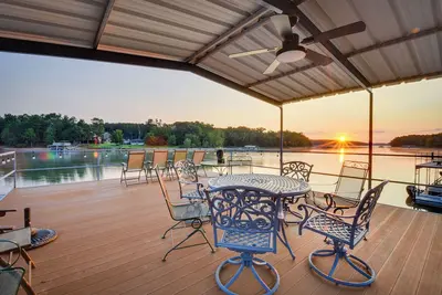 Image de Grand Lakefront Home in Hartwell w/ Game Room!