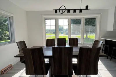 Image de Newly renovated chalet with access to the water, 30 minutes from Montreal