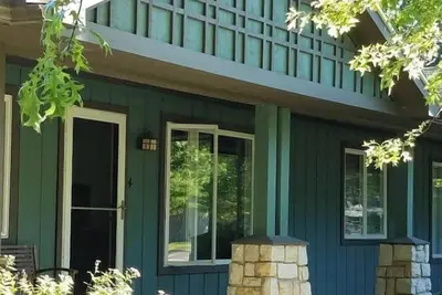 Image de New 2 Br condo & private courtyard. Clean. Modern Kitchen. Walk/bike to town.