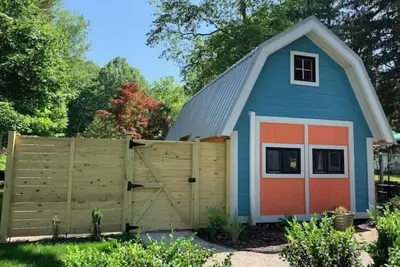 Image de Beach 5 min walk, Lake Mi view, hot tub, Tiny Home