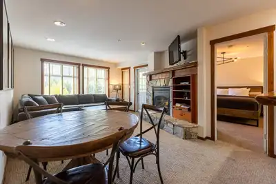 Image de Newly Renovated 2 Bedroom Ski In / Out l Sleeps 5 Adults