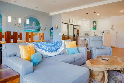 Image de Vibrant, panoramic-view getaway with a full kitchen, resort pool, & volleyball