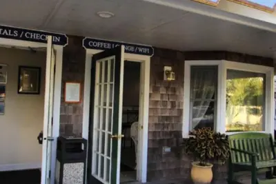 Island Manor Resort—Old Harbor