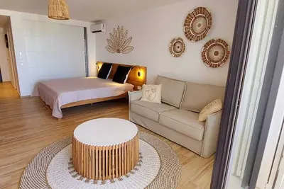 Image de Jolie studio en front de mer dans residence avec piscine a la Baie Orientale