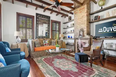 Image de Cozy Haven with Eclectic Charm | Radiant Retreat