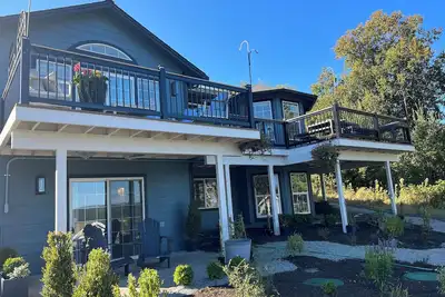 Image de Harbor Vista On Par: Whidbey’s newest remodeled space with water views & hot-tub