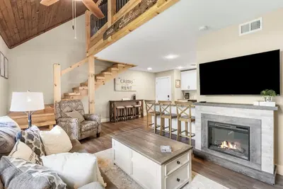 Image de Lake Access- Rustic Hickory Haven