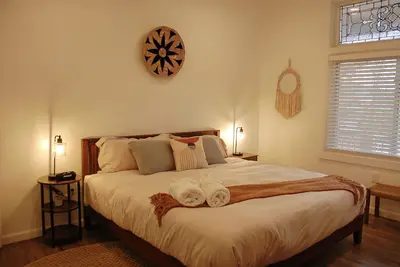 Image de Pgh Delight - 2b/1b, All New w/ Free Street Parking, Perfect for family vacation