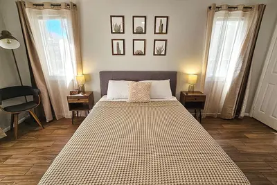 Image de Modern Preserve Condo in Biltmore Area with freeway access & walkable nightlife.