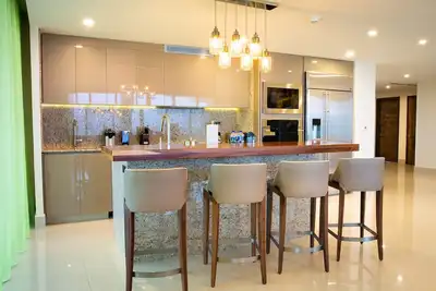 Image de Luxury 3 Bed, 3. 5 Bath Hotel Penthouse Suite w/ private Jacuzzi & ocean views