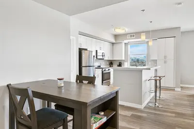 Image de Lakefront Condo w/ Jacuzzi, Rooftop near  Mall, Casino, Theater w/ City Views