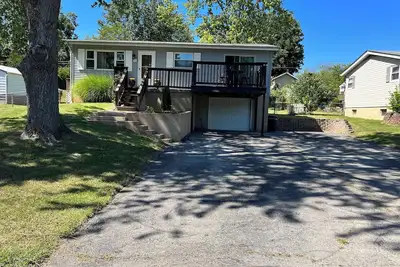 Image de Cozy home with great outdoor space to relax, bbq or play with your fur baby.