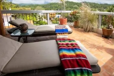 Image de Private, tranquil 2 b. Home just 3 blocks from main st. w/ Amazing roof palapa
