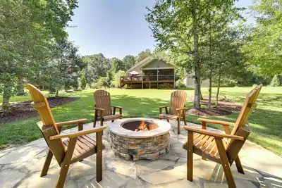 Image de Deck + Mtn Views: Riverfront Cullowhee Home