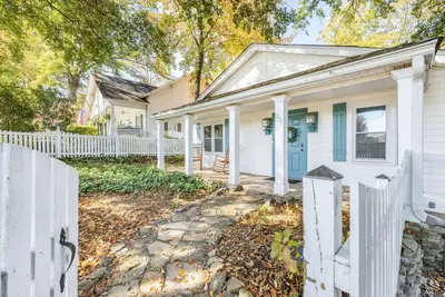 Image de Buford Getaway • Fall Stay Near Train & Downtown