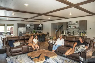 Image de Amish Country Farmhouse Sugarcreek Home with Pool Hot tub and Patio space