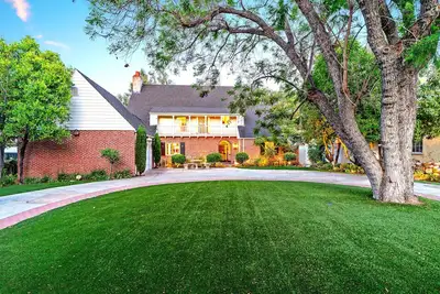 Image de Hoosiers V Crimson Tide! Stunning Rose Bowl Mansion 5min walk to Rose Bowl Game!