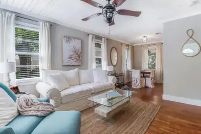 Image de Updated cottage two blocks from the beach