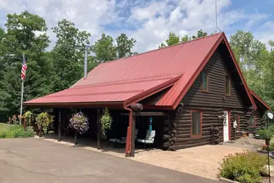 Image de Custom built log home on 40 acres & in the woods! \nSnowmobile right from home!