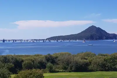 Image de Large 2 bed unit with water views of Shoal Bay Beach!