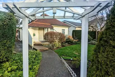 Image de Custom Home, Walk To Restaurants, Grocery, Park, Pets&420 Ok, Cool Neighborhood