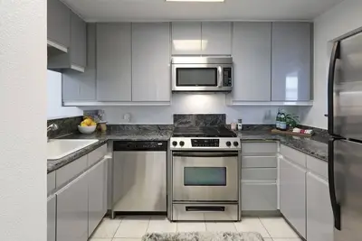 Image de 2-bed\/2-bath condo next to Jefferson Square Park, close to many city attractions