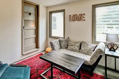 Image de Look out at the treetops at the cozy Paoli Nest. Near Epic Systems and Madison.