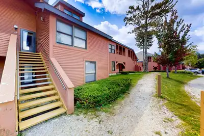 Image de Two-story, walk-to-lift condo with indoor pool, hot tub, sauna, gym & game room