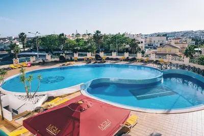 Image de Convenient Stay, Superb Location! 2 Fully-furnished Units, 2 Pools, Free Parking