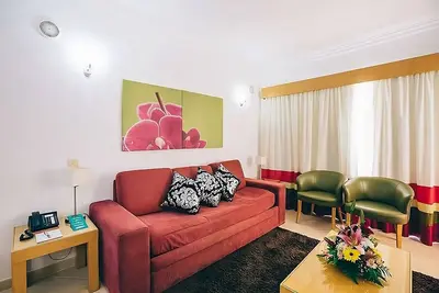 Image de For The Whole Family! Four Spacious Units, 2 Swimming Pool, Free Parking!