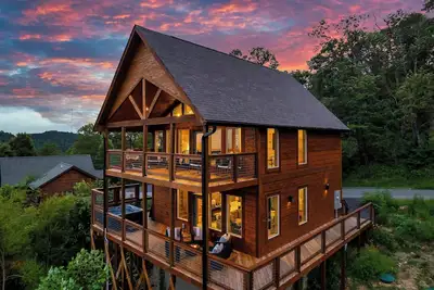 Image de EpicVIEWS~4miles2Dollywood~HotTub~FirePit~2KingBeds~Shuffleboard~BBqGrill