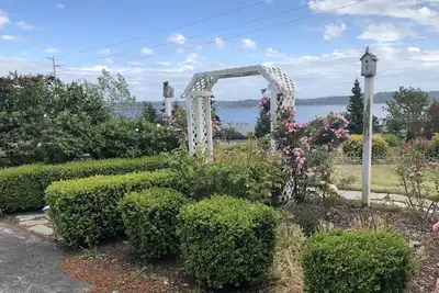 Image de Lovely water and garden views. Two minutes drive to beaches, six to either town!