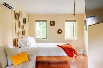 Image de Home for Holidays Poplar Treehouse Near Asheville - Pet Friendly