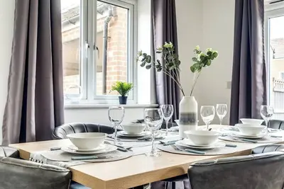 Image de MKRetreat 6 bed house, sleep 7 guests, 6 car parking