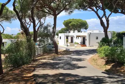 Image de Villa ensoleillée avec vue frontale sur le golf