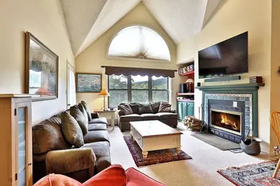 Image de Spacious Winterplace Condo with Loft, Communal Pool & Hot Tub, Gas Fire Pit, Grills