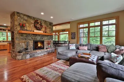 Image de Custom-Built Slopeside Home with Private Hot Tub and Direct Ski Access to Sachem Trail