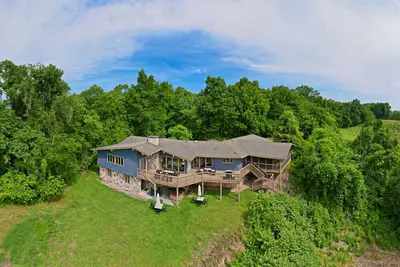 Image de Luxurious 7 acre/7 bedroom/7 bath mountain estate. \n