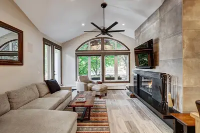 Image de Fully Renovated 2 Bedroom in Arrowhead Village! by RedAwning