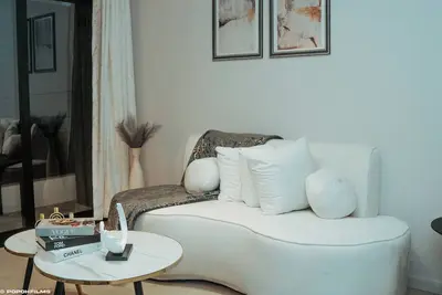 Image de New, stylish 2 Bed, 2 bath Apartment in the heart of Rosebank. No Loadshedding!