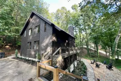 Modern 4 bedroom 4 bathroom home offered for extended stays.