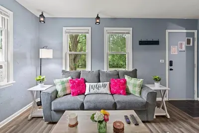 Image de Holiday Special - Cozy farmhouse in the heart of West St. Paul.