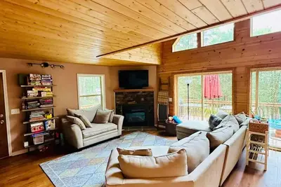 Image de Rustic Modern 5br/4ba Chalet in Big Bass Lake, a Gold Star gated community.