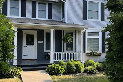 Image de Charming home, walk to The District, dining & shops: Lake Geneva  only 12 miles!